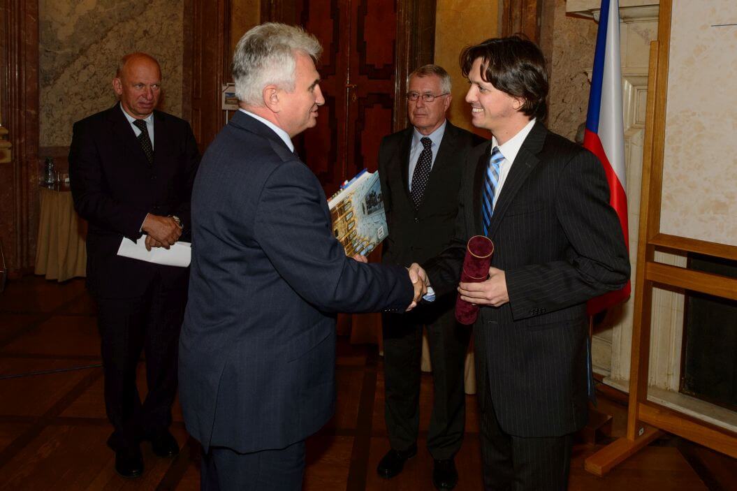 Předseda Senátu pan Štěch gratuluje docentu Mrázovi [M. Stavinoha, © ČLS JEP]